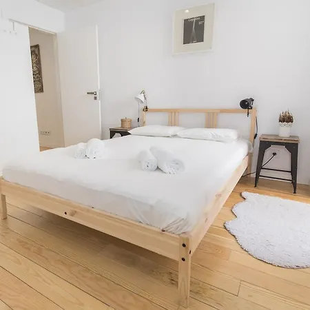 Lovelystay Bright W Patio Apartment