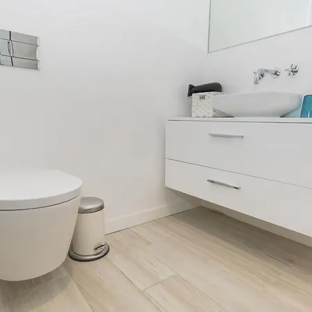 Lovelystay Bright W Patio Apartment