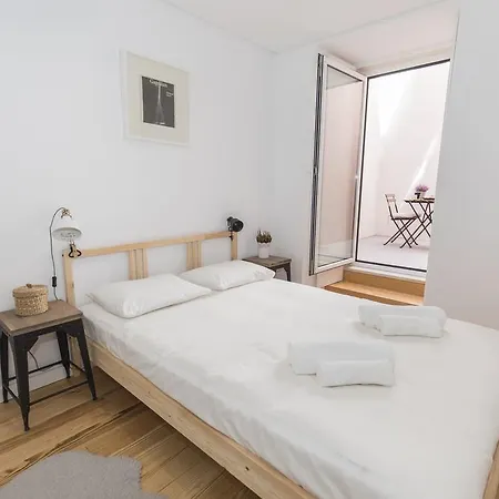 Lovelystay Bright W Patio Lisbon