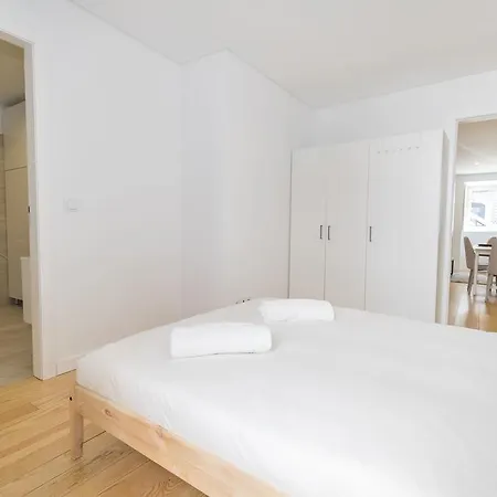 Lovelystay Bright W Patio Lisbon