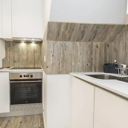 Lovelystay Bright W Patio Apartment